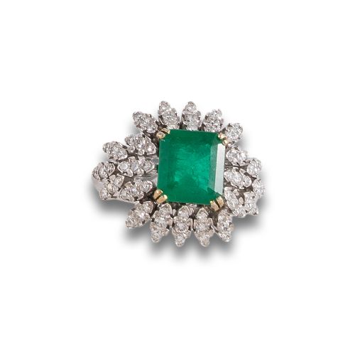 SORTIJA DE ORO BLANCO CON ESMERALDA Y DIAMANTES