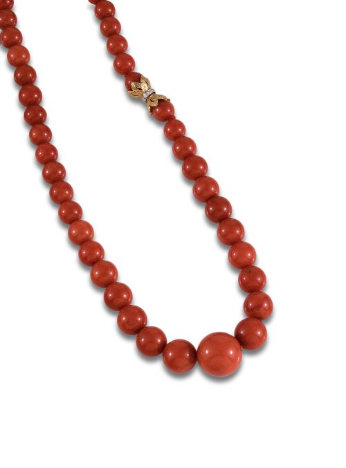 COLLAR DE CORAL CON BROCHE EN ORO AMARILLO DE 18K