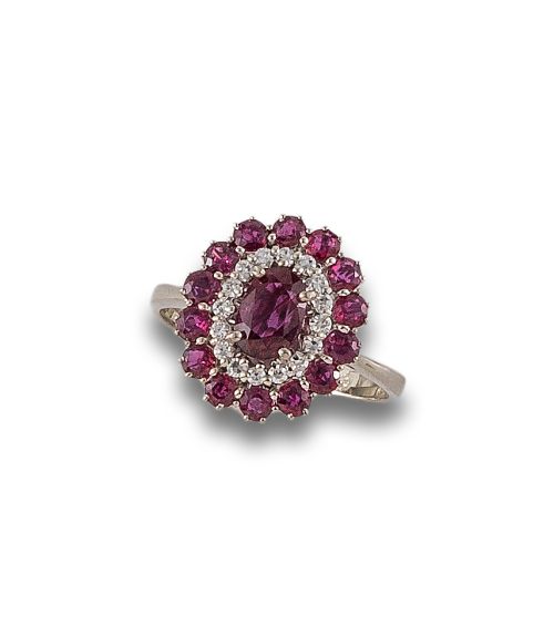 SORTIJA ROSETÓN DE ORO CON RUBÍES Y DIAMANTES.