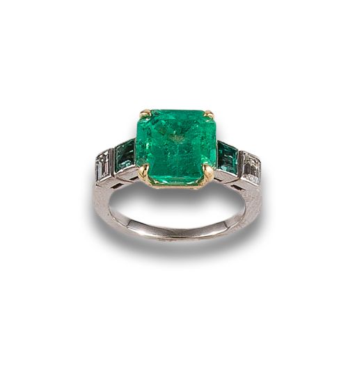 SORTIJA DE PLATINO CON ESMERALDA COLOMBIA Y DIAMANTES