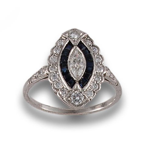 SORTIJA LANZADERA DE PLATINO, DIAMANTES Y ZAFIROS.