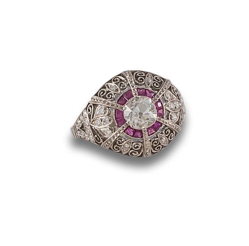 SORTIJA ESTILO ART DECO DE PLATINO DIAMANTES Y RUBÍES.