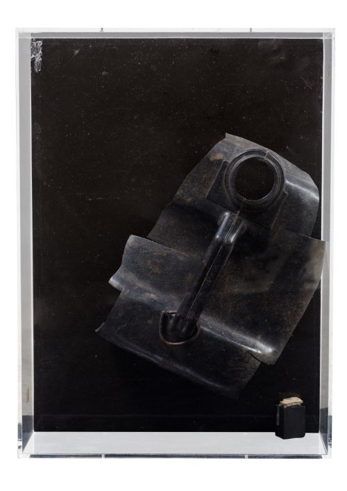 JACQUES YVES BRUEL, "Máscara", Plástico pintado en caja de 