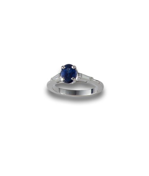 GOLD RING WITH SAPPHIRE AND DIAMONDS.