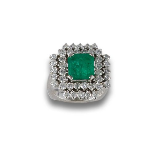 PLATINUM RING WITH EMERALD AND DIAMONDS