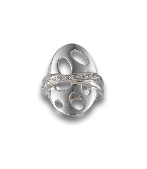 OVAL SHAPED RING WITH DIAGON LINE IN 19K WHITE GOLD