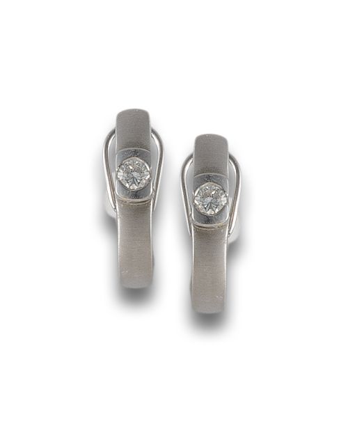 19K WHITE GOLD EARRINGS WITH A DIAMOND