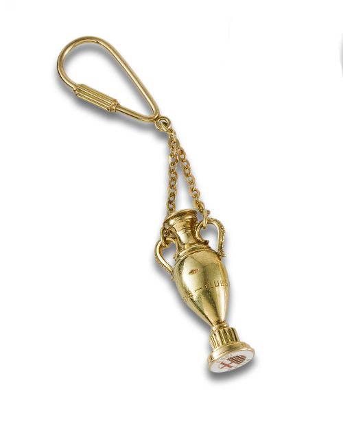 REAL MADRID CUP KEYCHAIN ​​IN YELLOW GOLD