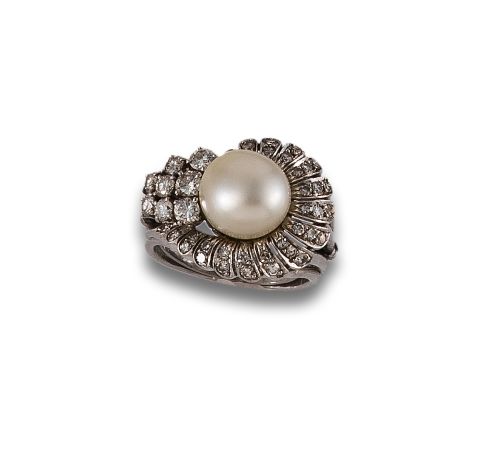 SORTIJA AÑOS 50 DE PLATINO PERLA NATURAL Y DIAMANTES.