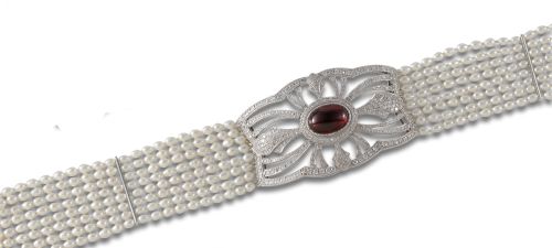 Cultured pearl and white gold choker necklace with diamonds