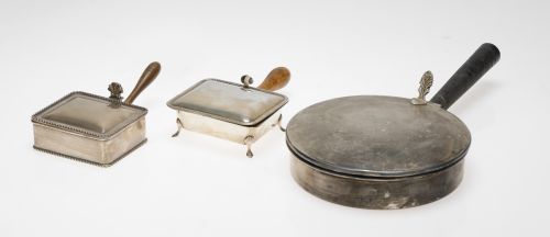 Spanish silver frying pan and two ashtrays, 916 fineness, 2