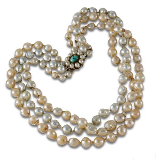 THREE-STRAND NECKLACE OF CULTURED PEARLS