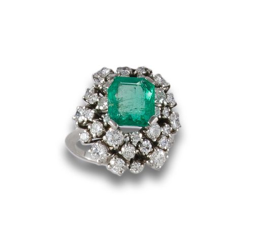 RING WITH EMERALD AND DIAMONDS