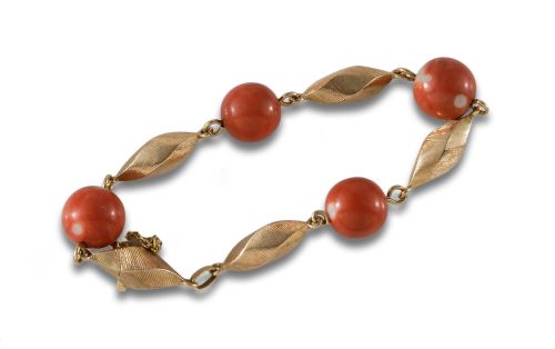 YELLOW GOLD BRACELET WITH CORAL.