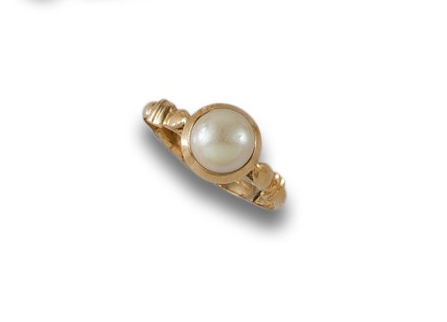 GOLD RING WITH PEARL.