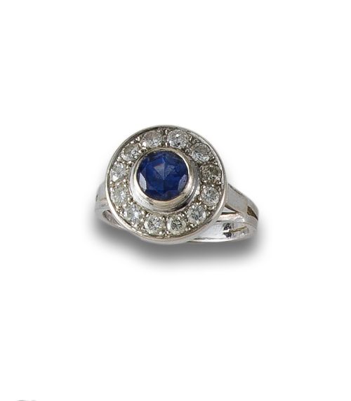 GOLD RING WITH SAPPHIRE AND DIAMONDS