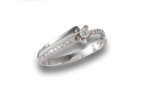 GOLD AND DIAMOND SOLITAIRE RING.