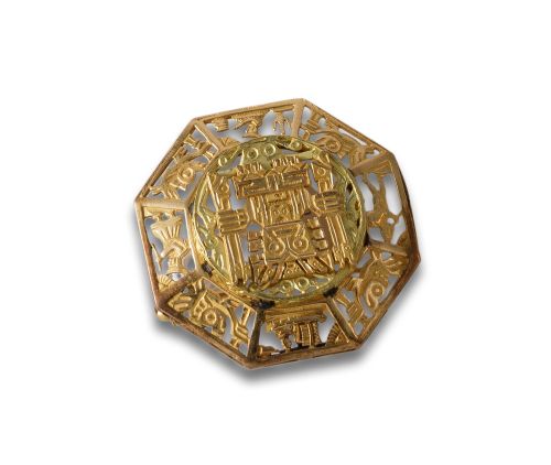 BROCHE DE ORO AMARILLO CON FORMA OCTOGONAL Y JEROGLIFICOS