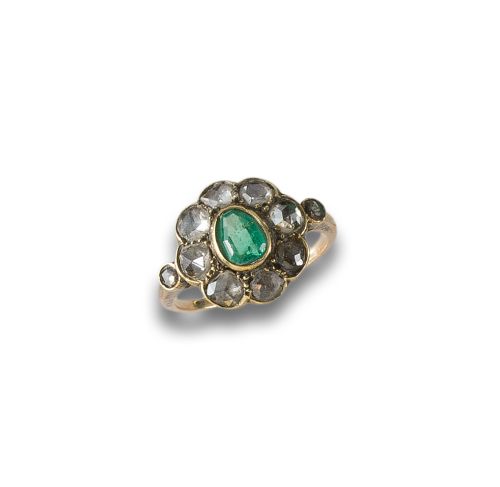 YELLOW GOLD RING WITH EMERALD AND DIAMONDS