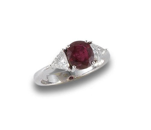 WHITE GOLD RING WITH RUBY AND DIAMONDS