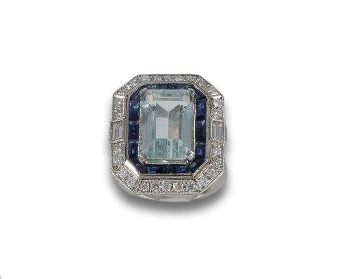 SORTIJA ESTILO ART DECO DE PLATINO CON AGUAMARINA, ZAFIRO Y