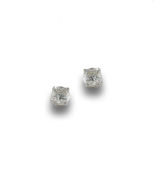 WHITE GOLD EARRINGS WITH DIAMONDS