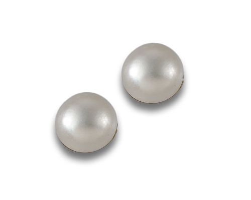 PAIR OF GOLD AND JAPANESE PEARL EARRINGS