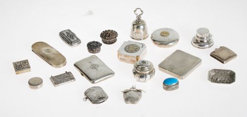 Collection of small boxes, pillboxes and silver objects wit