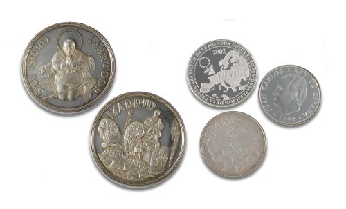 TRES MONEDAS Y DOS MEDALLAS CONMEMORATIVADE PLATA CON ESTUC