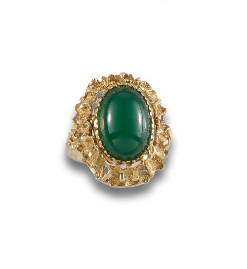 SORTIJA DE ORO AMARILLO  CON DOBLE PIEDRA DE CORAL Y CALCED