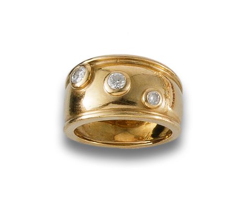 18K GOLD RING WITH THREE DIAMONDS