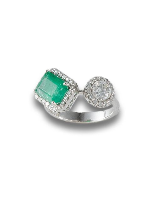 BYPASS WHITE GOLD RING WITH DIAMONDS AND EMERALD