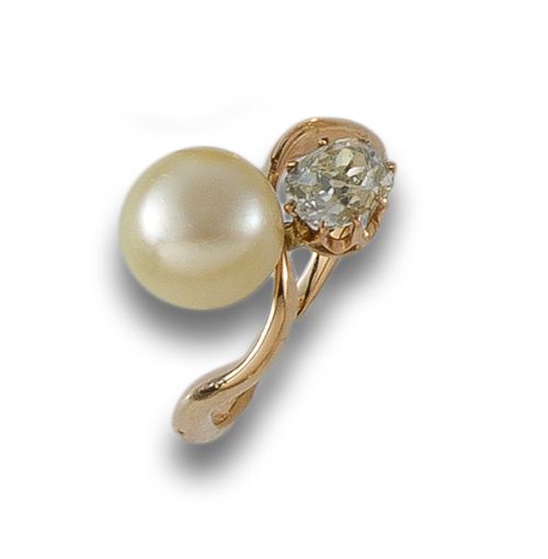 BYPASS RING IN YELLOW GOLD WITH DIAMOND AND CULTURED PEARL