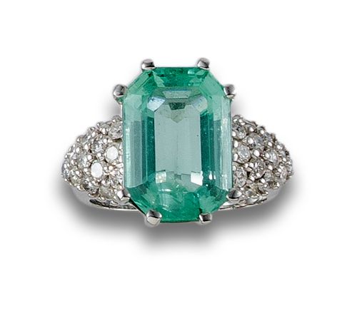 GOLD, EMERALD AND DIAMONDS RING.