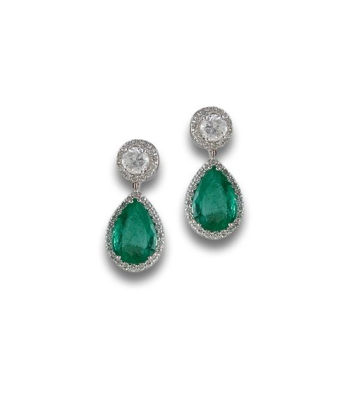 LONG EARRINGS MADE OF GOLD, EMERALDS AND DIAMONDS