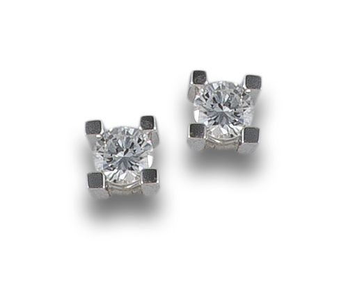 GOLD AND DIAMOND STUD EARRINGS.