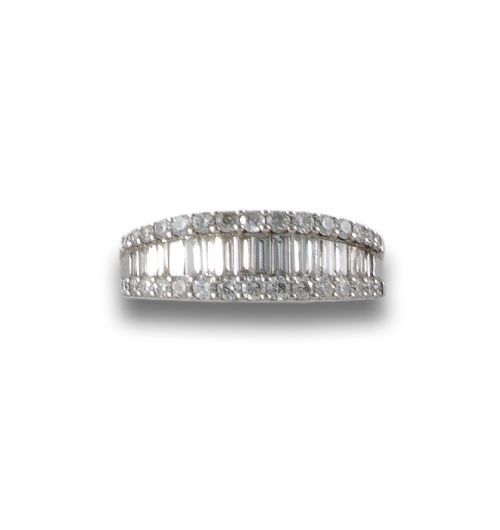 WHITE GOLD RING WITH DIAMONDS