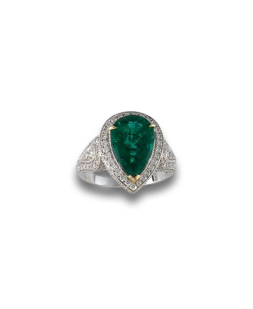 WHITE GOLD RING WITH EMERALD AND DIAMONDS