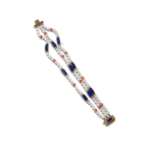 THREE-STRAND BRACELET OF GOLD, LAPIS LAZULI, CORAL AND FRES