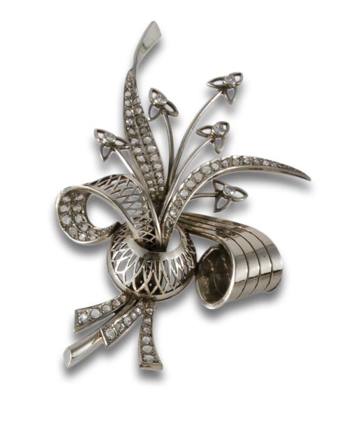 WHITE GOLD FLORAL BROOCH WITH DIAMONDS