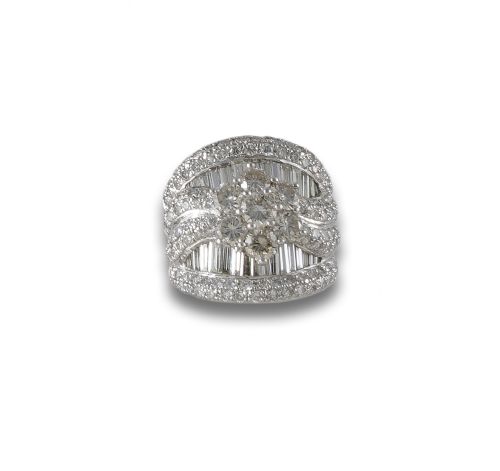 WHITE GOLD BOMBE RING WITH BAGUETTE CUT DIAMONDS AND BRILLI