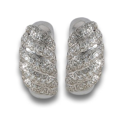 WHITE GOLD AND DIAMOND EARRINGS.