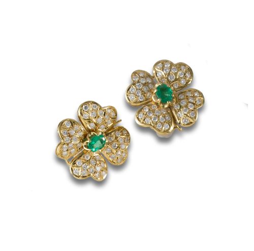 GOLD CLOVER EARRINGS WITH DIAMONDS AND EMERALDS.