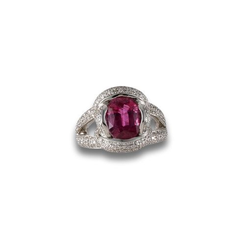 GOLD RING WITH RUBELITE AND DIAMONDS