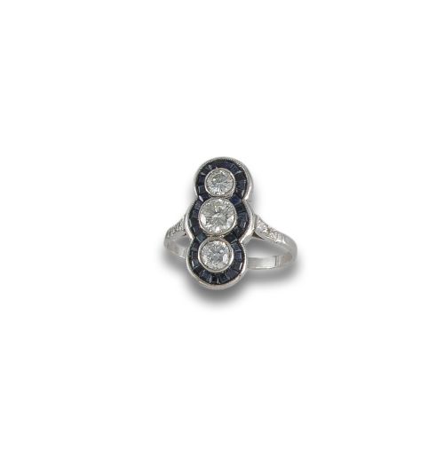 ART DECO STYLE COCKTAIL RING IN PLATINUM, SAPPHIRES AND DIA