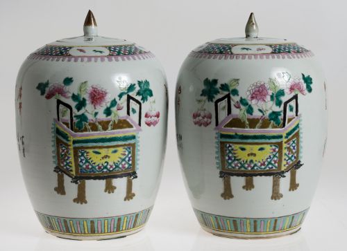 Pareja de tibores con tapa familia rosa, China, S. XIX- S.