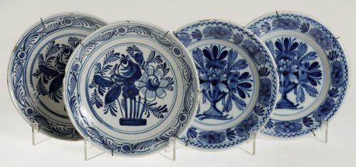 Dos parejas de platos de cerámica posiblemente de Delft, S.