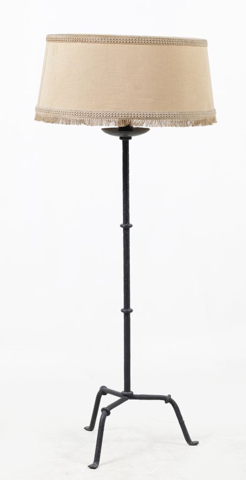 Lámpara de pie de hierro en forma de hachero, España, años