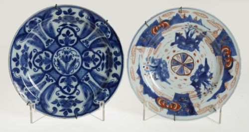 Dos platos de diferentes manufacturas