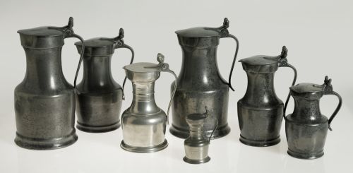 Lote de siete jarras de peltre de diferentes tamaños, med.